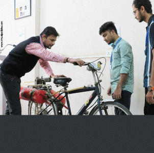 How does Indus university help engineering students to give better practical education